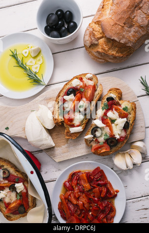 Bruschetta mit Tomaten, Paprika, Mozzarella und Knoblauch Stockfoto