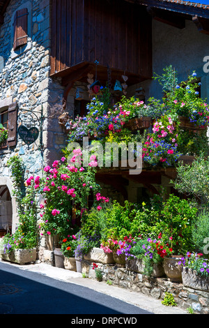 Blütenpracht vor Geschenk und Souvenir Shop Coup de Coeur in Yvoire von Lac Léman, Genfersee, Frankreich Stockfoto