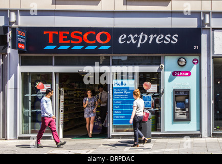 London, UK 1. August 2013: die Außenseite eines Tesco Express Store mit den Menschen gehen vorbei und im Shop Stockfoto