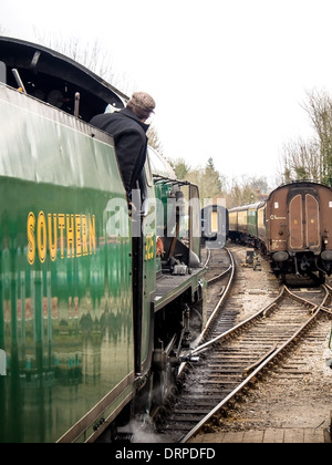 Südliche Eisenbahn Schulen Klasse 4-4-0 Dampflok No.925 "Cheltenham" auf der Mid Hants Railway, Brunnenkresse Linie. Stockfoto