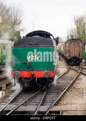 Südliche Eisenbahn Schulen Klasse 4-4-0 Dampflok No.925 "Cheltenham" auf der Mid Hants Railway, Brunnenkresse Linie. Stockfoto