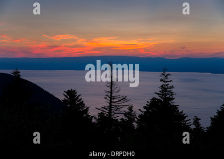 Sonnenuntergang über dem Lac Léman, Genfersee, Frankreich mit Blick auf die Schweiz Stockfoto