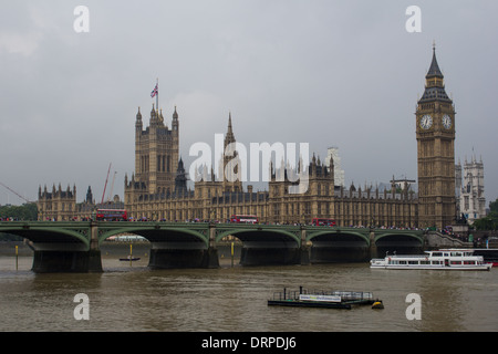 London, UK 24. August 2013: ein Blick auf Westminster von der Seite in einem elenden Regentag Stockfoto