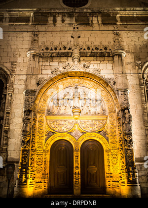 Nachtlichter über unserer lieben Frau der Empfängnis der alten Fassade der Kirche im manuelinischen Stil, Lissabon Stockfoto