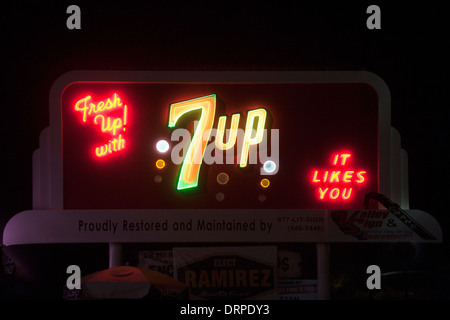 Das alkoholfreie Getränk 7 Up ist auf eine Outdoor-Leuchtreklame in Merced, Kalifornien, Programm, historischen Zeichen zu bewahren angekündigt. Stockfoto