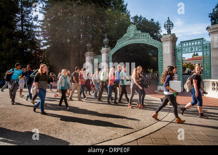 Gemischtrassige Studenten vorbeigehen Sather Gate auf dem Campus der University of California in Berkeley. Stockfoto