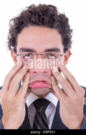 junger Mann mit Brille erstreckt sich sein Gesicht Stockfoto