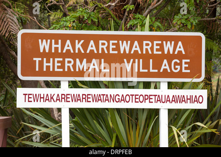 Rotorua Whakarewarewa Thermal Village Schild mit dem langen ursprünglichen Maori-Namen darunter: Tewhakarewarewatangaoteopetauaawahiao aka Whaka. Stockfoto