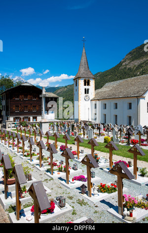 Stalden-Kirche, St. Michaelspfarrei und Friedhof in der Chablais-Region der Schweiz Stockfoto