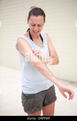 Frau Kratzer arm Stockfoto