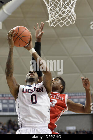 Storrs, CT, USA. 30. Januar 2014. Donnerstag, 30. Januar 2014: Connecticut Huskies vorwärts Phillip Nolan (0) in den Korb niedrig gegen Houston Cougars geht bewachen Danuel House (23) in der 1. Hälfte des NCAA-Basketball-Spiel zwischen Houston und Connecticut im Gampel-Pavillon in Storrs, CT. Bill Shettle / Cal Sport Media. © Csm/Alamy Live-Nachrichten Stockfoto