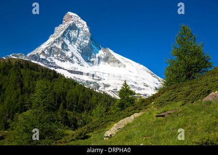 Wanderweg unterhalb des Berges Matterhorn in den Schweizer Alpen in der Nähe von Zermatt, Schweiz Stockfoto