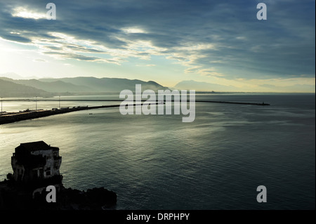 Piers auf Einfahrt in den Hafen von Salerno, Kampanien, Italien Stockfoto