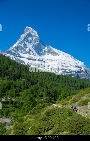 Wanderer auf Wanderweg unterhalb des Berges Matterhorn in den Schweizer Alpen in der Nähe von Zermatt, Schweiz Stockfoto