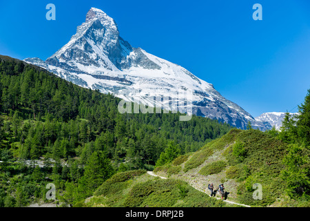 Wanderer auf Wanderweg unterhalb des Berges Matterhorn in den Schweizer Alpen in der Nähe von Zermatt, Schweiz Stockfoto