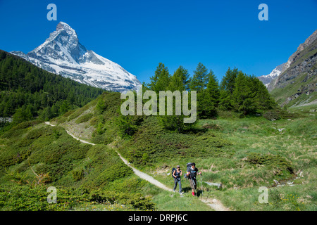 Wanderer auf Wanderweg unterhalb des Berges Matterhorn in den Schweizer Alpen in der Nähe von Zermatt, Schweiz Stockfoto