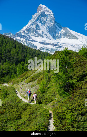 Wanderer auf Wanderweg unterhalb des Berges Matterhorn in den Schweizer Alpen in der Nähe von Zermatt, Schweiz Stockfoto