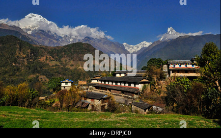 Annapurna South (7291m), Machapuchare (Fishtail Peak) und Hiunchuli von Ghandruk in der Annapurna Region Nepals gesehen Stockfoto