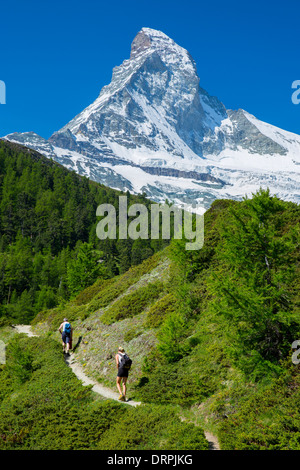 Wanderer auf Wanderweg unterhalb des Berges Matterhorn in den Schweizer Alpen in der Nähe von Zermatt, Schweiz Stockfoto