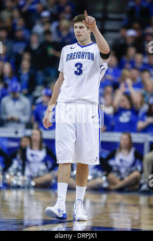 Omaha, Nebraska, USA. 28. Januar 2014. 28. Januar 2014 - Omaha, NE US - Creighton Bluejays weiterleiten Doug McDermott #3 in Aktion während einer NCAA Männer Basketball-Spiel zwischen St. Johns Red Storm und Creighton Bluejays Jahrhundert Link Center in Omaha, NE. Doug McDermott führen alle Torschützen mit 39 Punkten. Creighton gewann 63-60.Michael Spomer/Cal Sport Media/Alamy Live News Stockfoto