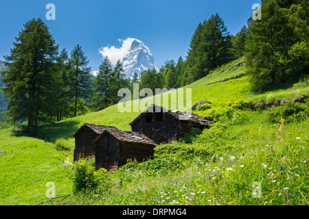 Chalet Scheunen unter dem Berg Matterhorn in den Schweizer Alpen in der Nähe von Zermatt, Schweiz Stockfoto