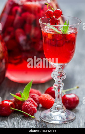 Likör von Waldbeeren und Minze Stockfoto