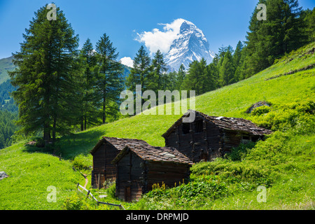 Chalet Scheunen unter dem Berg Matterhorn in den Schweizer Alpen in der Nähe von Zermatt, Schweiz Stockfoto