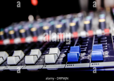 professionelle Musik-Mixer mit Kanälen im studio Stockfoto