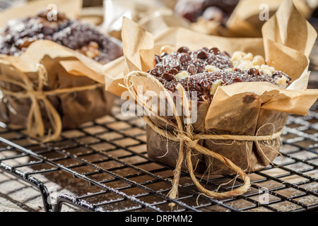 Muffins mit Puderzucker und Schokolade Stockfoto