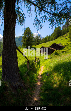 Der Wanderweg verläuft Chalet Scheunen unter dem Berg Matterhorn in den Schweizer Alpen in der Nähe von Zermatt, Schweiz Stockfoto