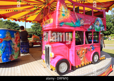 Kinder frohe gehen rund um die Kirmes Stockfoto