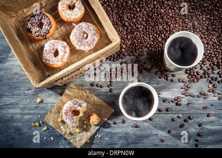 Kaffee mit Donuts für zwei Stockfoto