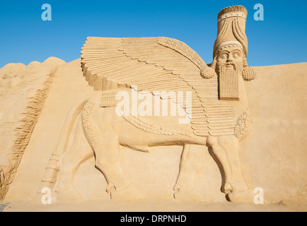 Großen Sand Skulptur Statue der Lamassu Gottheit im Themenpark Sand City vor einem blauen Himmelshintergrund Stockfoto