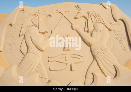 Großen Sand Skulptur Statue von ägyptischen Hieroglyphen Schnitzereien aus antiken Tempel in Luxor im Themenpark Sand city Stockfoto