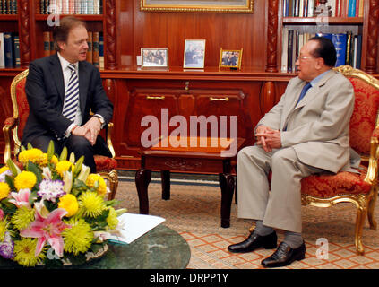 Phnom Penh, Kambodscha. 31. Januar 2014. Kambodschanischen Vizepremierminister und Foreign Minister Hor Namhong (R) Gespräche mit Besuch britische Staatsminister im Foreign and Commonwealth Office (FCO) Hugo Swire in Phnom Penh, Kambodscha, 31. Januar 2014. Kambodschanischen Vizepremierminister und Außenminister Hor Namhong sagte Freitag, dass wichtigste Oppositionspartei des Landes der Nationalversammlung beitreten sollte, wenn es wirklich, um auf eine Wahlreform oder eine Wiederwahl zu debattieren will. Bildnachweis: Sovannara/Xinhua/Alamy Live-Nachrichten Stockfoto