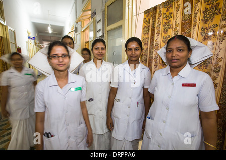 Krankenschwestern in die Ramakrishna Mission Seva Pratishthan, ein Charity-Krankenhaus, die subventionierten Behandlung in Kalkutta, Indien bietet. Stockfoto