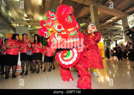 Bangkok, Thailand. 31. Januar 2014. Touristen sehen Löwentänze chinesischen Lunar New Year of Horse am Flughafen Suvarnabhumi in Bangkok, Thailand, 31. Januar 2014 feiern. Bildnachweis: Rachen Sageamsak/Xinhua/Alamy Live-Nachrichten Stockfoto