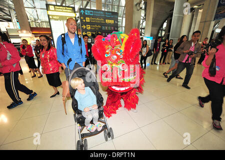 Bangkok, Thailand. 31. Januar 2014. Touristen sehen Löwentänze chinesischen Lunar New Year of Horse am Flughafen Suvarnabhumi in Bangkok, Thailand, 31. Januar 2014 feiern. Bildnachweis: Rachen Sageamsak/Xinhua/Alamy Live-Nachrichten Stockfoto