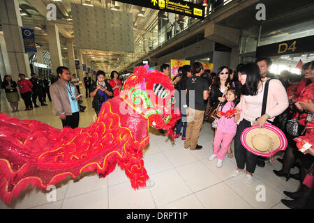 Bangkok, Thailand. 31. Januar 2014. Touristen sehen Löwentänze chinesischen Lunar New Year of Horse am Flughafen Suvarnabhumi in Bangkok, Thailand, 31. Januar 2014 feiern. Bildnachweis: Rachen Sageamsak/Xinhua/Alamy Live-Nachrichten Stockfoto