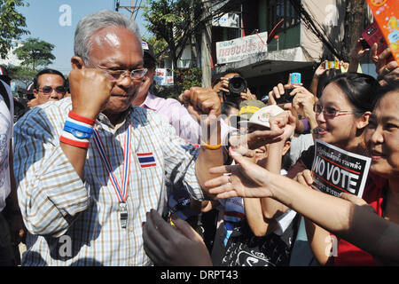 Bangkok, Thailand. 31. Januar 2014. Thailands regierungsfeindlichen Protest Führer Suthep Thaugsuban (L) begrüßt Fans während einer Kundgebung am Ladprao Bezirk in Bangkok, Thailand, 31. Januar 2014. Bildnachweis: Rachen Sageamsak/Xinhua/Alamy Live-Nachrichten Stockfoto