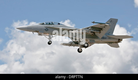 F18 Hornet "Kampfflugzeug Landung" auf der Farnborough International Airshow 2010 ein "Flugzeug Landung mit blauen Himmel und Wolken" Stockfoto