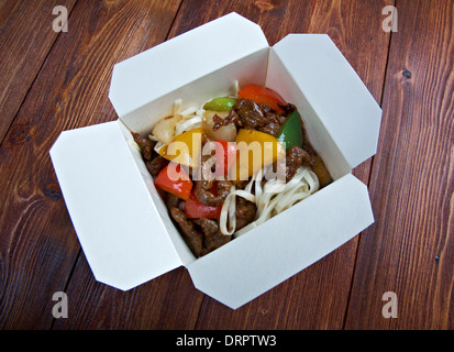 Rindfleisch in Scheiben schneiden und Udon-noodle.chinese Küche in Take-out-box Stockfoto