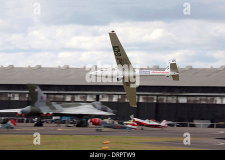 Segelflugzeug-Landung in Farnborough Airshow 2008 mit Vulcan im Hintergrund gegen die legendären schwarzen Schuppen Stockfoto