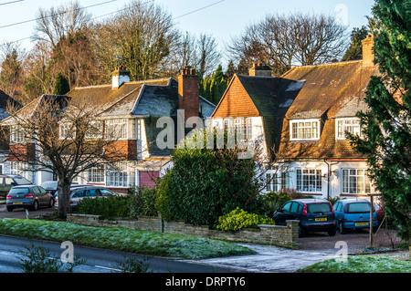 In Outer London, eine Reihe von traditionellen 1930 Häuser, an einem frostigen Wintermorgen, in Sonne getaucht, in Epsom, Surrey, England, UK. Stockfoto