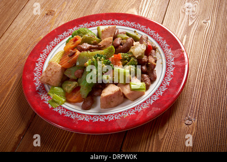 Cassoulet mit Wurst aus Schweinefleisch und Bohnen in den Topf Stockfoto