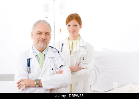 Ärzteteam - Porträt zwei Arzt-Krankenhaus Stockfoto