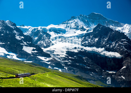 Jungfraubahn Standseilbahn klettert auf die Jungfrau von der kleinen Scheidegg in den Schweizer Alpen im Berner Oberland, Schweiz Stockfoto