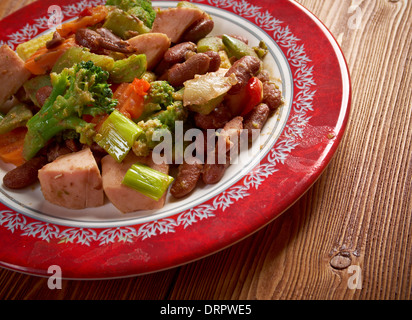 Cassoulet mit Wurst aus Schweinefleisch und Bohnen in den Topf Stockfoto