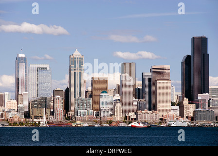 Blick über Elliott Bay in die Innenstadt von Seattle, von Alki, West Seattle, USA Stockfoto