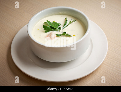 cremige norwegischen Suppe mit Lachs Stockfoto